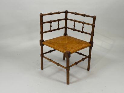 Fauteuil d'angle en bois mouluré, l'assise...