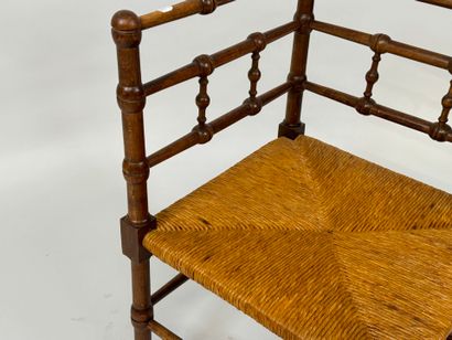 Fauteuil d'angle en bois mouluré, l'assise...