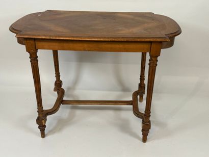 Table de milieu en bois et placage, l'entretoise...