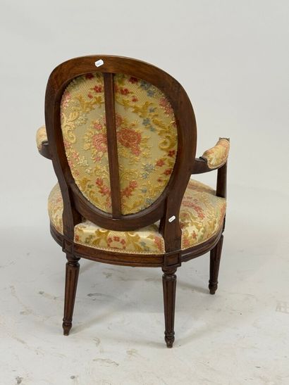 Fauteuil médaillon en bois mouluré, la garniture...