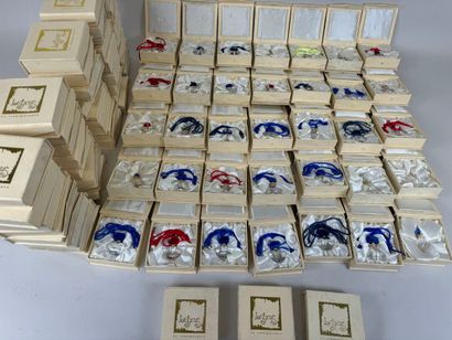 LEIXUS, XXe.
78 petits flacons en verre coloré.
H....