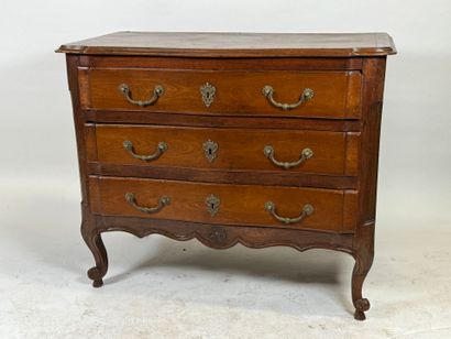 Commode en bois mouluré ouvrant par trois...