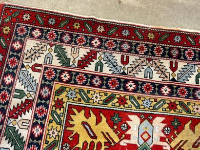 Tapis d'orient en laine nouée main à décor...