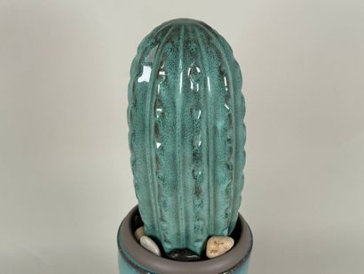 Sujet en céramique émaillée bleue figurant...