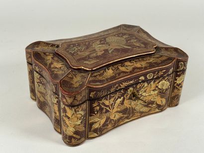 JAPAN, 20th century.
Scrolled lacquer box...