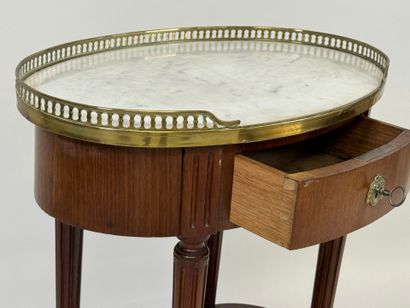 Small oval flying table in mahogany veneer,...