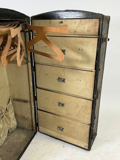 YALE & TOWENMPO... USA.
Important cabin trunk...
