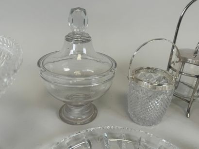 Lot en verre et cristal comprenant : 
- drageoir,...