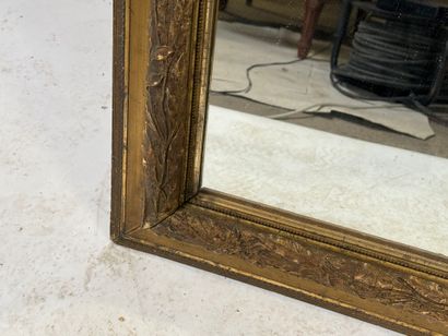 Miroir rectangulaire en bois et stuc, le...