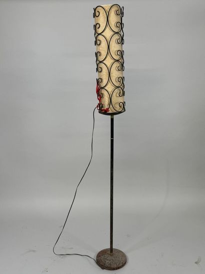 Metal floor lamp, circular cast-iron base.
Electrified.
H....