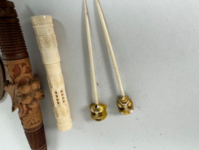 Lot d'objets divers dont porte-aiguilles,...