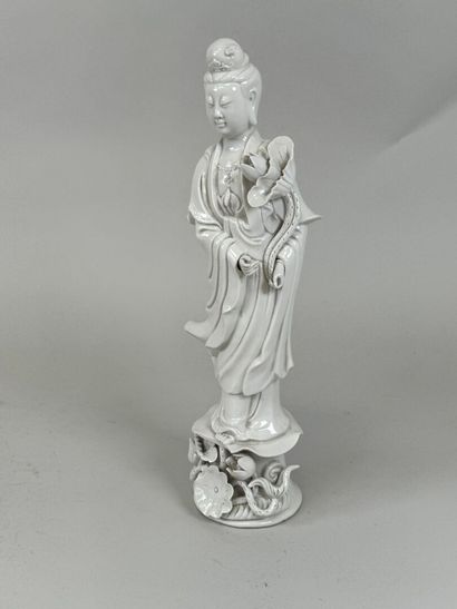 ASIE, XXe.
Femme à la rose.
Sujet en céramique...