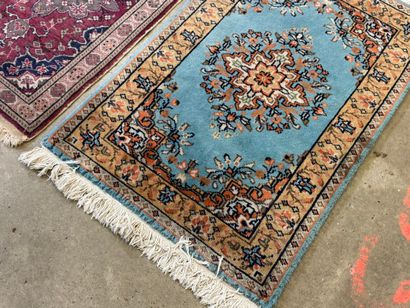 Lot de 3 petits tapis d'orient en laine nouée...