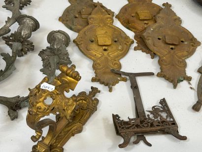 Lot comprenant paire de chenets en bronze,...