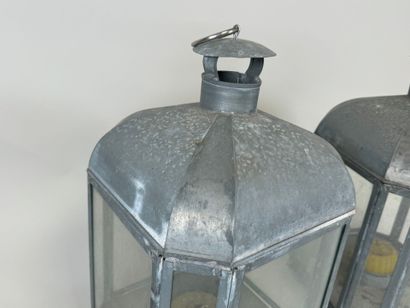 Pair of zinc and glass lanterns.
46 x 26...