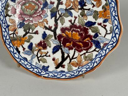 GIEN.
Polychrome earthenware scalloped dish...