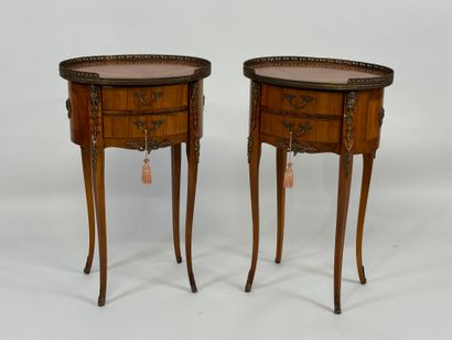 Paire de chevets de forme ovale en bois et...