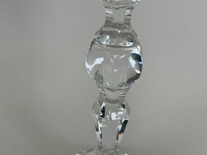 Bougeoir en cristal à décor facetté.
H. 25,5...