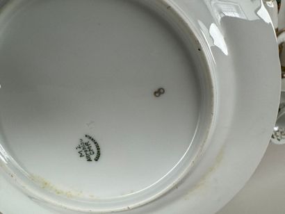 Partie de service à café en porcelaine blanche...