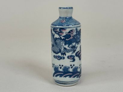 CHINE, XXe.
Tabatière en porcelaine à décor...