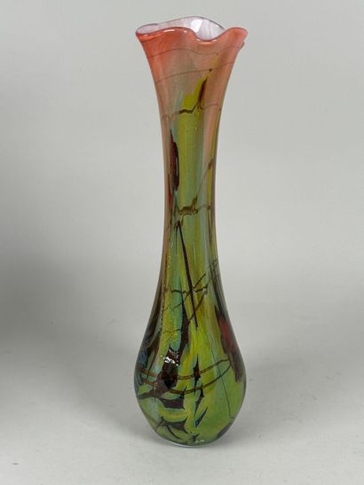 MURANO, XXe.
Vase en verre coloré à décor...