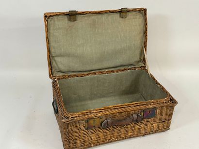 Wicker, metal and leather trunk.
31 x 70...