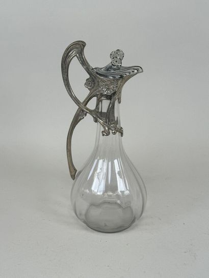 Aiguière en régule argenté et verre à décor...