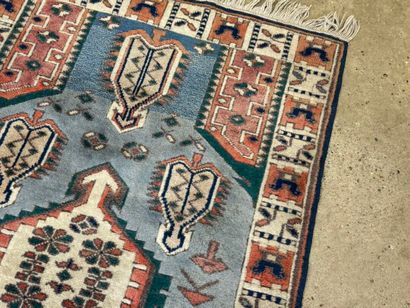 Petit tapis d'orient en laine nouée main...