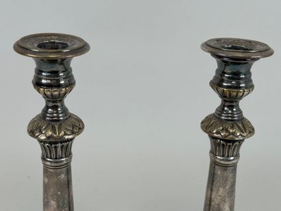 Paire de bougeoirs en bronze argenté, la...