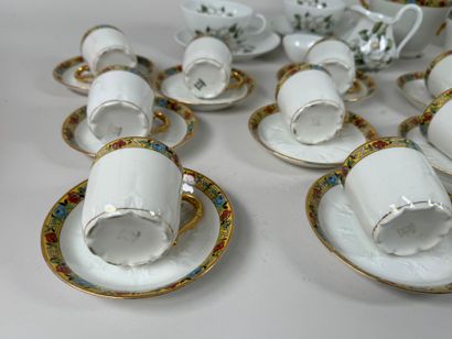 Partie de service à café en porcelaine blanche...