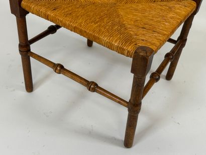 Fauteuil d'angle en bois mouluré, l'assise...