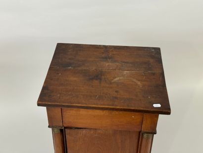 Petit chevet en bois à demi-colonnes détachées,...