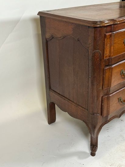 Commode en bois mouluré ouvrant par trois...