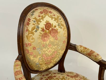 Fauteuil médaillon en bois mouluré, la garniture...