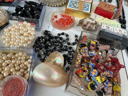 Important lot of pearls, necklaces, playing...