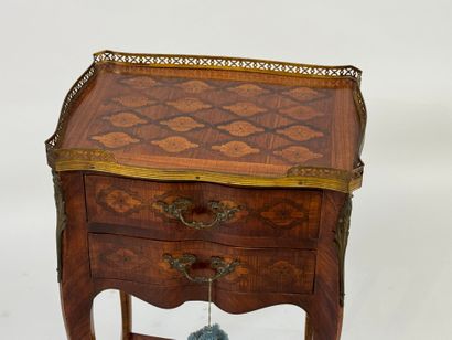 Chevet en bois et placage façon marqueté...