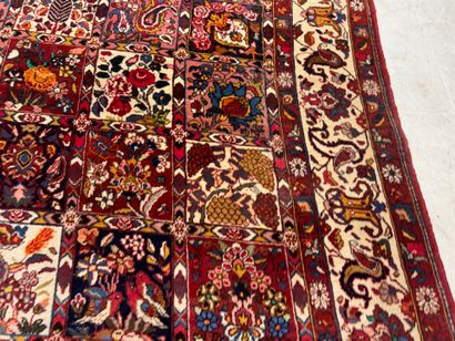 IRAN, XXe.
Important tapis en laine nouée...