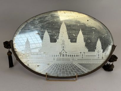 Miroir mural ovale à décor gravé d'un palais,...