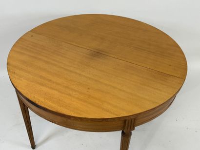 Round veneered dining table.
Louis XVI style.
H....