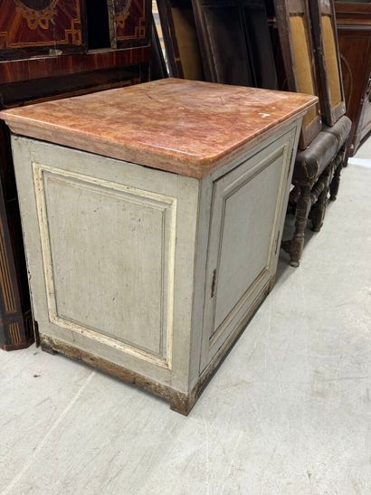 Meuble bas en bois mouluré et laqué ouvrant...