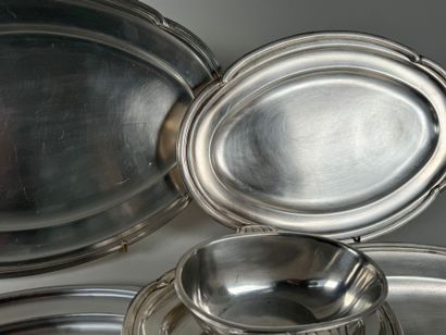 Lot de deux plats de service en métal argenté...