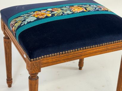 Moulded wood footrest, flowery velvet upholstery.
Louis...