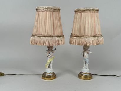 CAPODIMONTE.
Paire de lampes à décor d'un...