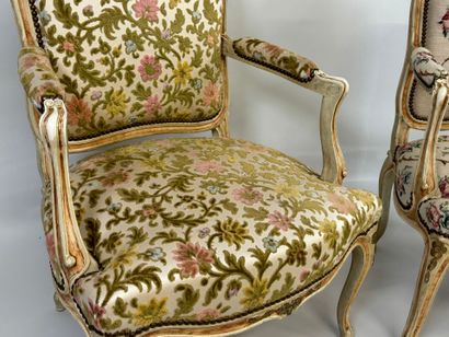 Paire de fauteuils à la Reine en bois mouluré...