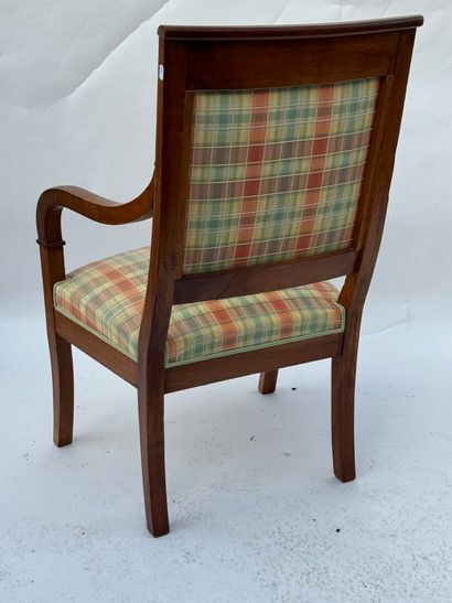 Fauteuil en bois fruitier.
Travail rustique...