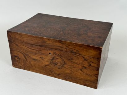 Boîte en bois et placage, l'intérieur compartimenté...