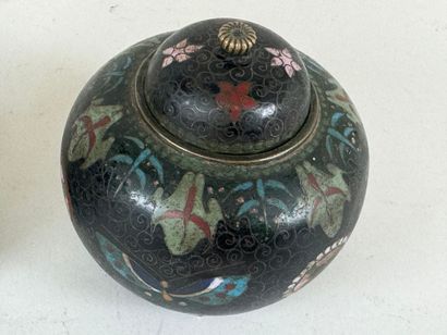 CHINE, XXe.
Lot comprenant un pot couvert...