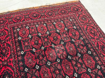 IRAN, XXe.
Tapis en laine nouée main à décor...