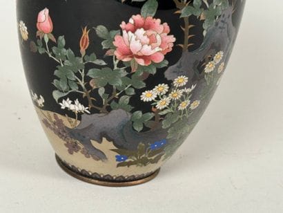 CHINA, 20th century.
Baluster vase in cloisonné...
