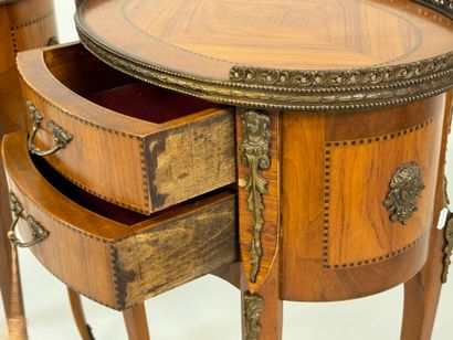 Paire de chevets de forme ovale en bois et...